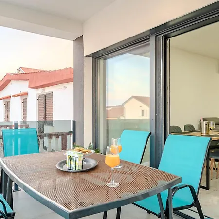 Dalmara Milki Apartamento Vir