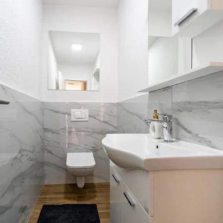 Dalmara Milki Apartamento Vir