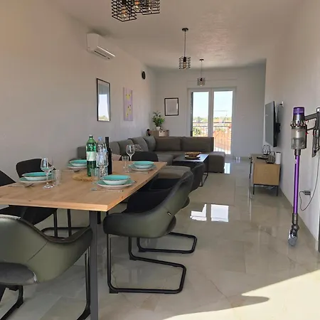 Dalmara Milki Apartamento Vir