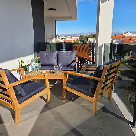 Dalmara Milki Apartamento Vir